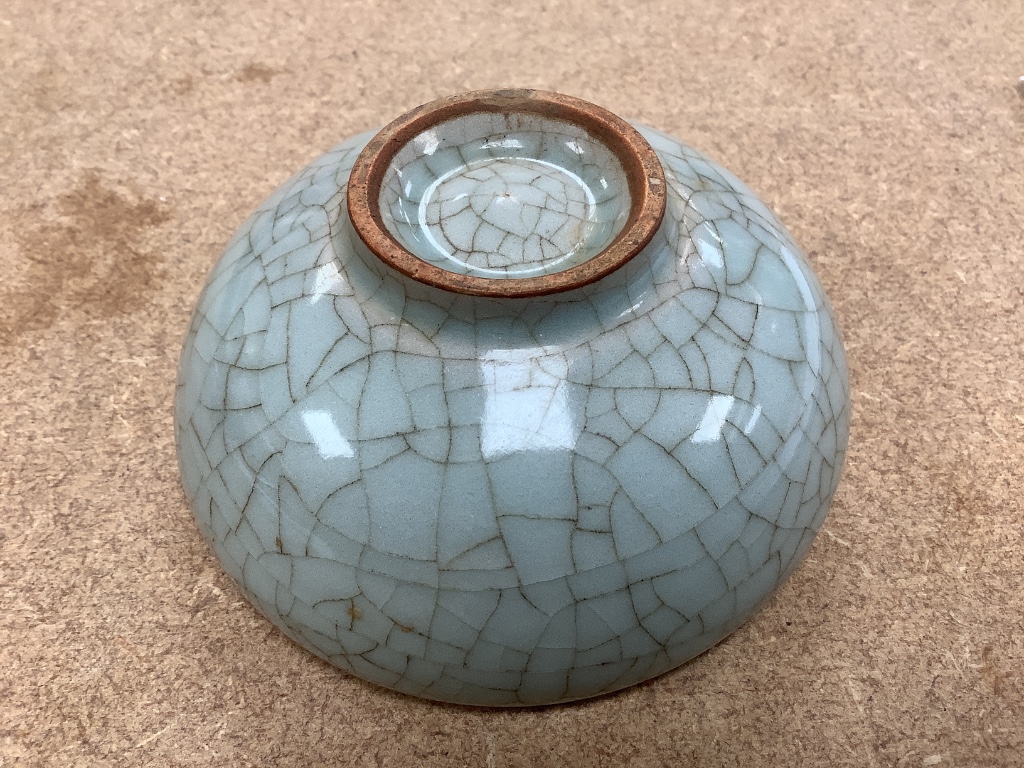 A Chinese crackle glaze bowl 9.5cm diam